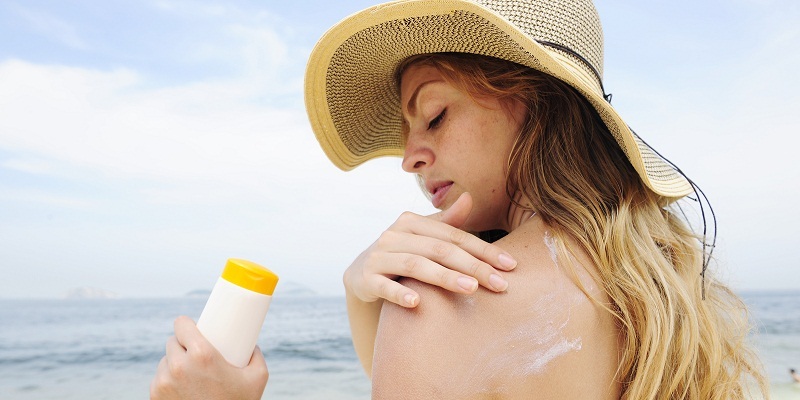 Sử dụng kem chống nắng đi biển giúp bảo vệ da khỏi ánh nắng mặt trời 