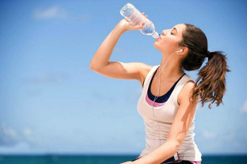 Uống nước thường xuyên giúp giảm cân 